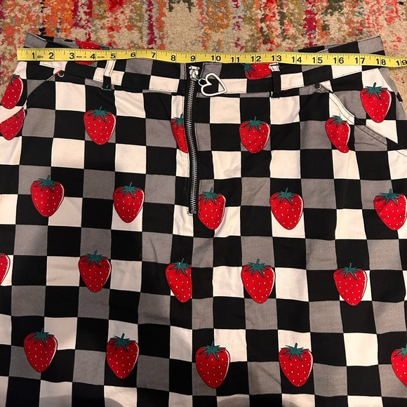 Hell Bunny Strawberry Checkered Women's Skirt - Picture 5 of 7